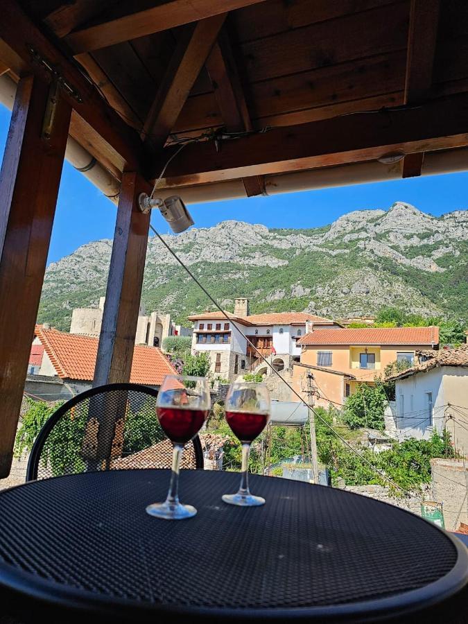 Castle - Inside,Voga Guesthause Hotel Krujë Exterior foto