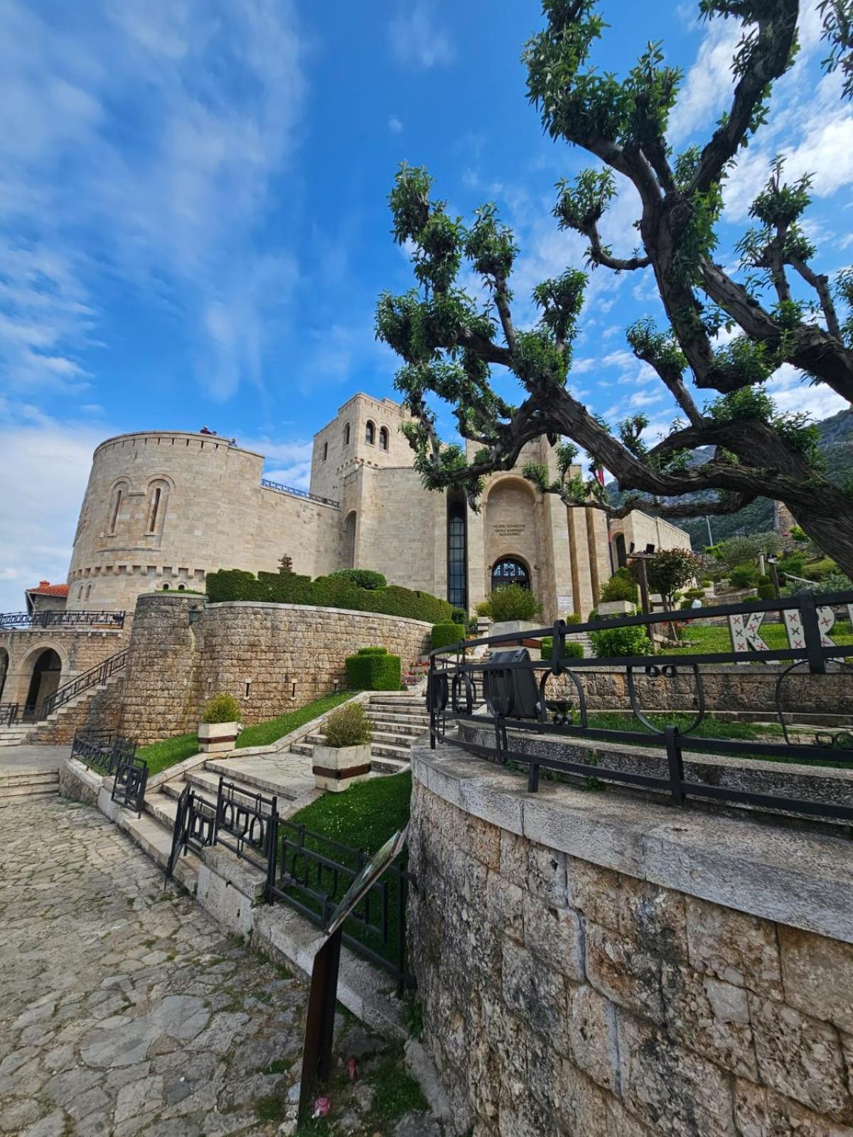 Castle - Inside,Voga Guesthause Hotel Krujë Exterior foto